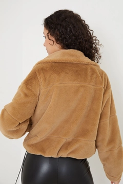 Bir model, Helin Avşar toptan giyim markasının 40149 - Coat - Camel toptan Kaban ürününü sergiliyor.