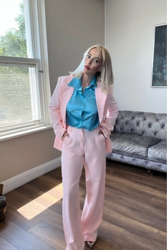 Bir model, Helin Avşar toptan giyim markasının 40159 - Suit - Powder Pink toptan Takım ürününü sergiliyor.