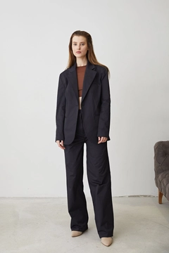 Bir model, Helin Avşar toptan giyim markasının 40134 - Palazzo Suit - Dark Navy Blue toptan Takım ürününü sergiliyor.