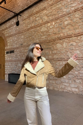A model wears 47150 - Suede Jacket - Beige, wholesale Jacket of Helin Avşar to display at Lonca
