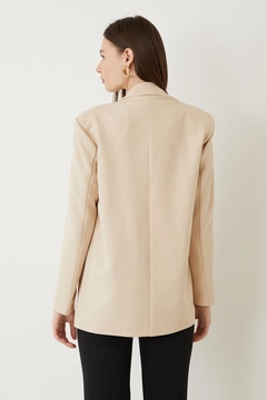 Bir model, Helin Avşar toptan giyim markasının 47155 - Jacket - Stone toptan Ceket ürününü sergiliyor.