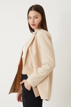 Ein Bekleidungsmodell aus dem Großhandel trägt 47155 - Jacket - Stone, türkischer Großhandel Jacke von Helin Avşar