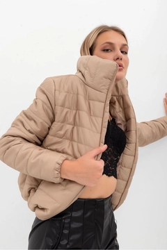 Bir model, Helin Avşar toptan giyim markasının 47171 - Coat - Beige toptan Kaban ürününü sergiliyor.