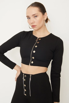 Bir model, Helin Avşar toptan giyim markasının 38951 - Blouse - Black toptan Bluz ürününü sergiliyor.
