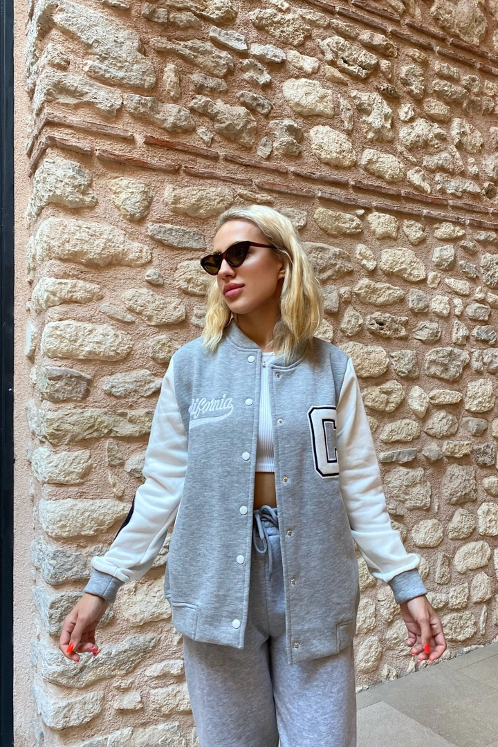 Bir model, Helin Avşar toptan giyim markasının 38957 - Jacket - Grey toptan Ceket ürününü sergiliyor.
