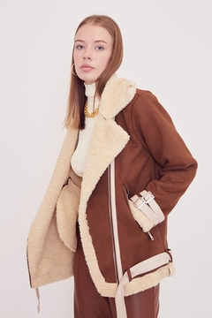Bir model, Helin Avşar toptan giyim markasının 38960 - Jacket - Camel toptan Ceket ürününü sergiliyor.