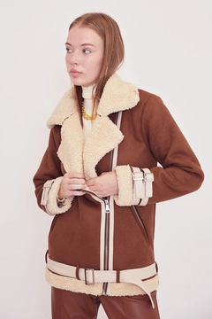 Een kledingmodel uit de groothandel draagt 38960 - Jacket - Camel, Turkse groothandel Jasje van Helin Avşar