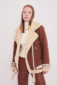 Bir model, Helin Avşar toptan giyim markasının 38960 - Jacket - Camel toptan Ceket ürününü sergiliyor.