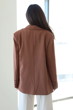 Ein Bekleidungsmodell aus dem Großhandel trägt 38970 - Jacket - Brown, türkischer Großhandel Jacke von Helin Avşar