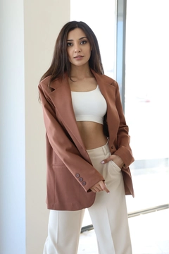 Bir model, Helin Avşar toptan giyim markasının 38970 - Jacket - Brown toptan Ceket ürününü sergiliyor.