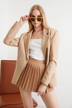 Bir model, Helin Avşar toptan giyim markasının 38974 - Jacket - Beige toptan Ceket ürününü sergiliyor.