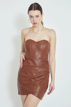 Ein Bekleidungsmodell aus dem Großhandel trägt 38983 - Dress - Tan, türkischer Großhandel Kleid von Helin Avşar