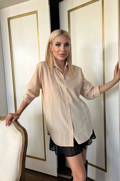 Bir model, Helin Avşar toptan giyim markasının 39063 - Shirt - Beige toptan Gömlek ürününü sergiliyor.
