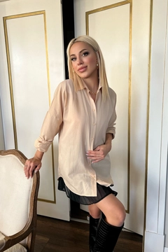Una modella di abbigliamento all'ingrosso indossa 39063 - Shirt - Beige, vendita all'ingrosso turca di Camicia di Helin Avşar