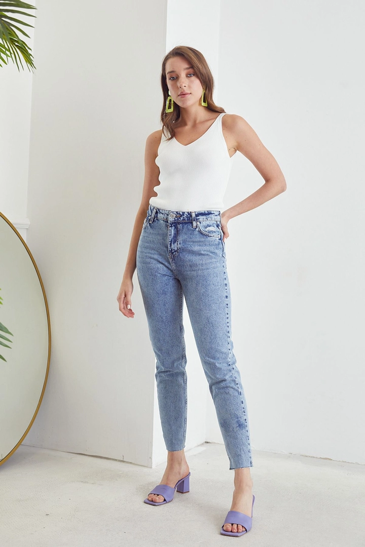Bir model, Helin Avşar toptan giyim markasının 39079 - Jeans - Blue toptan Kot Pantolon ürününü sergiliyor.