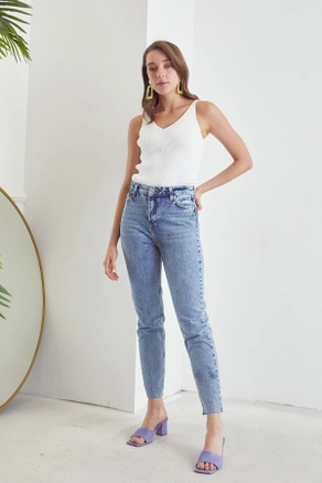 A model wears 39079 - Jeans - Blue, wholesale Jeans of Helin Avşar to display at Lonca