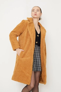 Una modella di abbigliamento all'ingrosso indossa 39087 - Coat - Tan, vendita all'ingrosso turca di Cappotto di Helin Avşar
