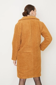 A wholesale clothing model wears 39087 - Coat - Tan, Turkish wholesale Coat of Helin Avşar