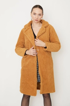 Ένα μοντέλο χονδρικής πώλησης ρούχων φοράει 39087 - Coat - Tan, τούρκικο Σακάκι χονδρικής πώλησης από Helin Avşar