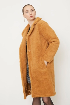 Ein Bekleidungsmodell aus dem Großhandel trägt 39087 - Coat - Tan, türkischer Großhandel Mantel von Helin Avşar