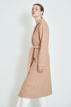Ένα μοντέλο χονδρικής πώλησης ρούχων φοράει 39090 - Overcoat - Beige, τούρκικο Σακάκι χονδρικής πώλησης από Helin Avşar