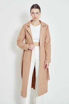 Bir model, Helin Avşar toptan giyim markasının 39090 - Overcoat - Beige toptan Kaban ürününü sergiliyor.