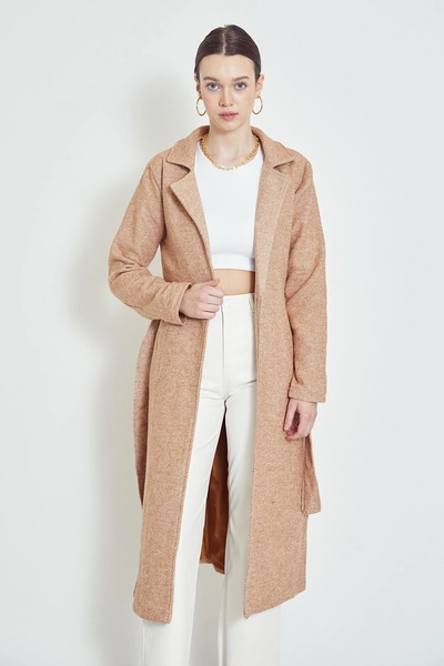 A model wears 39090 - Overcoat - Beige, wholesale Overcoat of Helin Avşar to display at Lonca