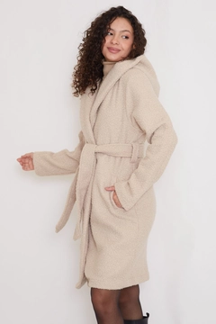 Una modelo de ropa al por mayor lleva 39096 - Coat - Beige, Abrigo turco al por mayor de Helin Avşar