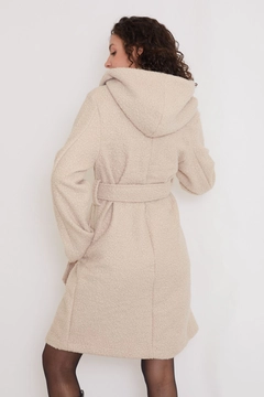Bir model, Helin Avşar toptan giyim markasının 39096 - Coat - Beige toptan Kaban ürününü sergiliyor.