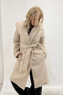 Bir model, Helin Avşar toptan giyim markasının 39096 - Coat - Beige toptan Kaban ürününü sergiliyor.