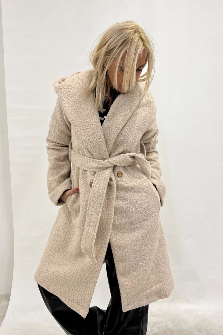 Una modelo de ropa al por mayor lleva 39096 - Coat - Beige, Abrigo turco al por mayor de Helin Avşar
