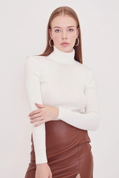 Una modella di abbigliamento all'ingrosso indossa 39099 - Fisherman's Sweater - White, vendita all'ingrosso turca di Maglione di Helin Avşar