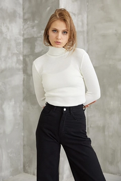 Una modella di abbigliamento all'ingrosso indossa 39099 - Fisherman's Sweater - White, vendita all'ingrosso turca di Maglione di Helin Avşar