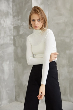 Модел на дрехи на едро носи 39099 - Fisherman's Sweater - White, турски едро пуловер на Helin Avşar