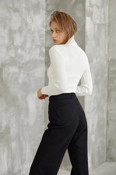 Bir model, Helin Avşar toptan giyim markasının 39099 - Fisherman's Sweater - White toptan Kazak ürününü sergiliyor.