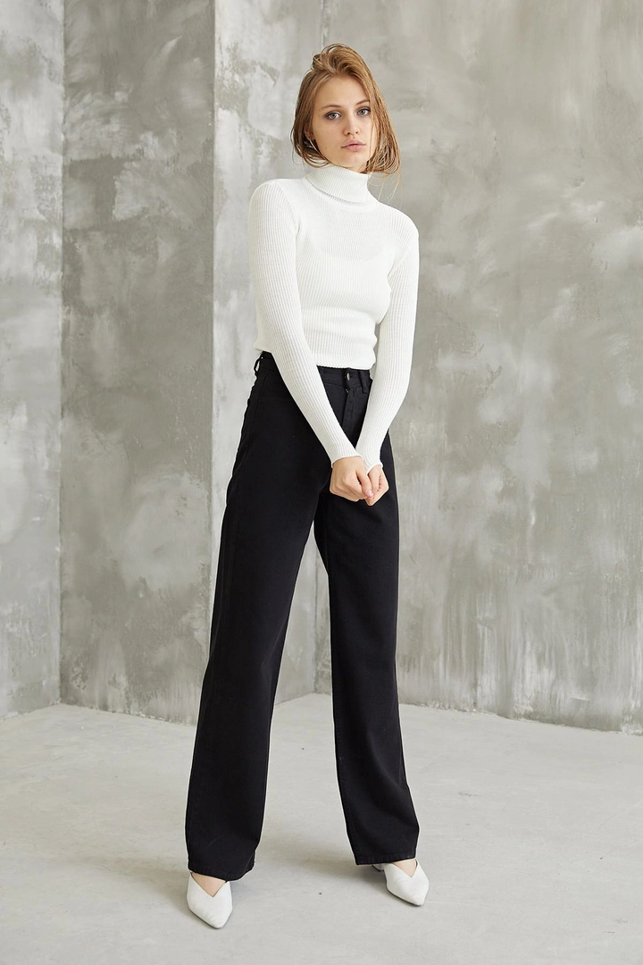 Ein Bekleidungsmodell aus dem Großhandel trägt 39099 - Fisherman's Sweater - White, türkischer Großhandel Pullover von Helin Avşar