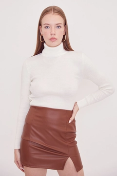 Ένα μοντέλο χονδρικής πώλησης ρούχων φοράει 39099 - Fisherman's Sweater - White, τούρκικο Πουλόβερ χονδρικής πώλησης από Helin Avşar