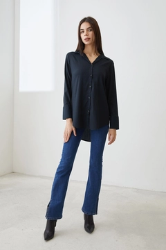 Bir model, Helin Avşar toptan giyim markasının 39017 - Shirt - Navy Blue toptan Gömlek ürününü sergiliyor.