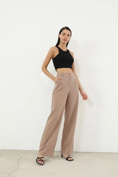 Bir model, Helin Avşar toptan giyim markasının 39161 - Pants - Mink toptan Pantolon ürününü sergiliyor.