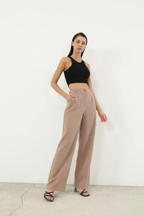 A model wears 39161 - Pants - Mink, wholesale Pants of Helin Avşar to display at Lonca