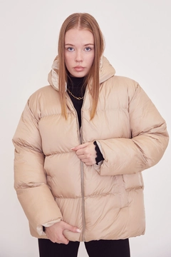 Bir model, Helin Avşar toptan giyim markasının 39116 - Coat - Beige toptan Kaban ürününü sergiliyor.