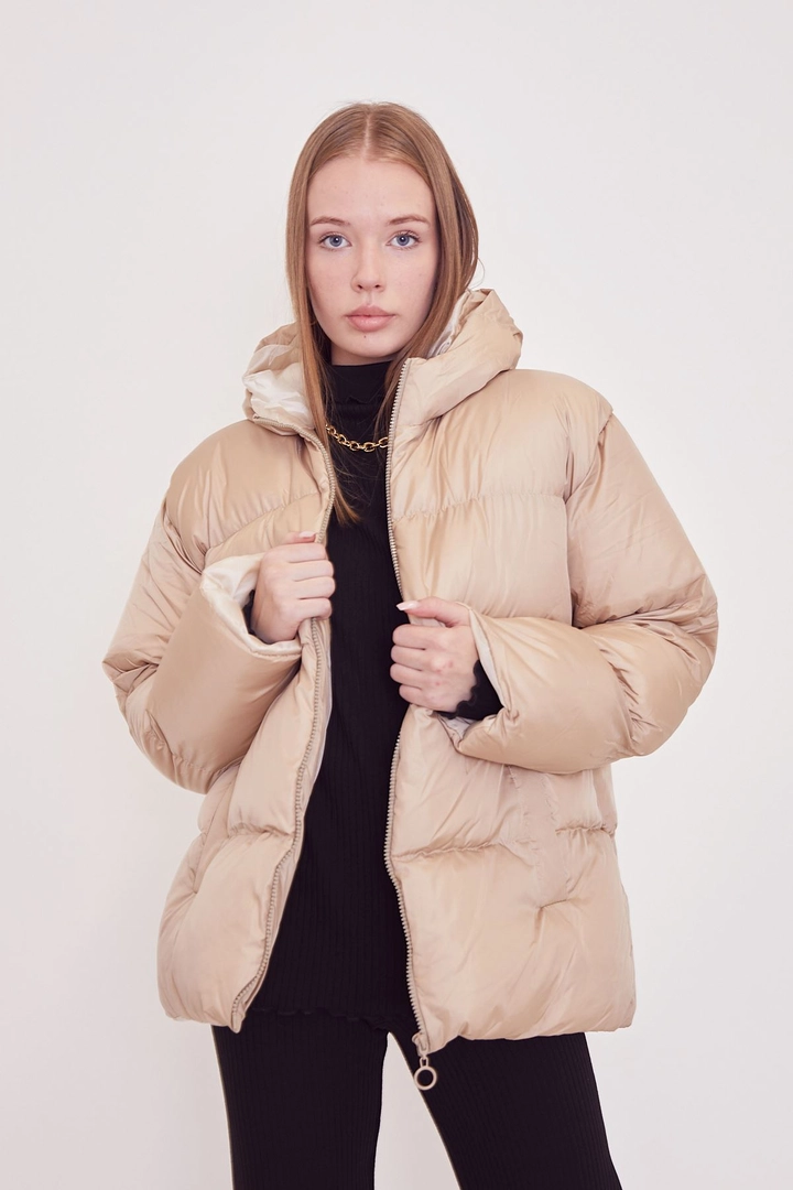 Bir model, Helin Avşar toptan giyim markasının 39116 - Coat - Beige toptan Kaban ürününü sergiliyor.
