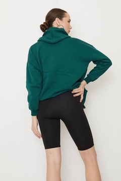 Bir model, Helin Avşar toptan giyim markasının 39251 - Leggings - Black toptan Tayt ürününü sergiliyor.