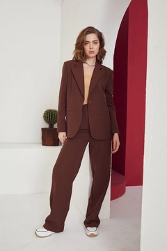 Ένα μοντέλο χονδρικής πώλησης ρούχων φοράει 39211 - Suit - Brown, τούρκικο Ταγέρ χονδρικής πώλησης από Helin Avşar