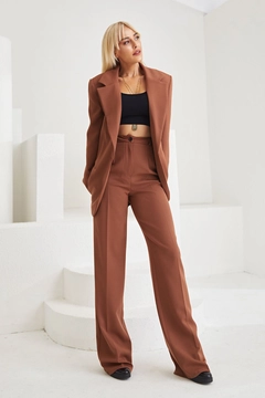 Ein Bekleidungsmodell aus dem Großhandel trägt 39211 - Suit - Brown, türkischer Großhandel Anzug von Helin Avşar
