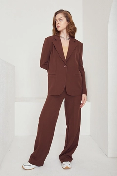 Bir model, Helin Avşar toptan giyim markasının 39211 - Suit - Brown toptan Takım ürününü sergiliyor.
