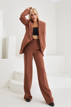 Bir model, Helin Avşar toptan giyim markasının 39211 - Suit - Brown toptan Takım ürününü sergiliyor.