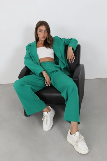 Bir model, Helin Avşar toptan giyim markasının  Takım - Koyu Yeşil
 toptan Takım ürününü sergiliyor.