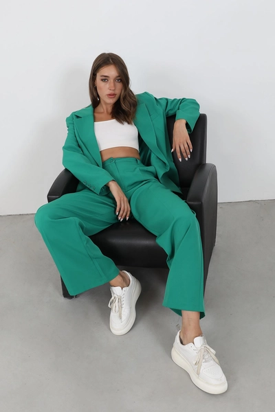 A model wears 39213 - Suit - Dark Green, wholesale Suit of Helin Avşar to display at Lonca