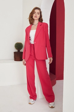 Bir model, Helin Avşar toptan giyim markasının 39214 - Suit - Fuchsia toptan Takım ürününü sergiliyor.